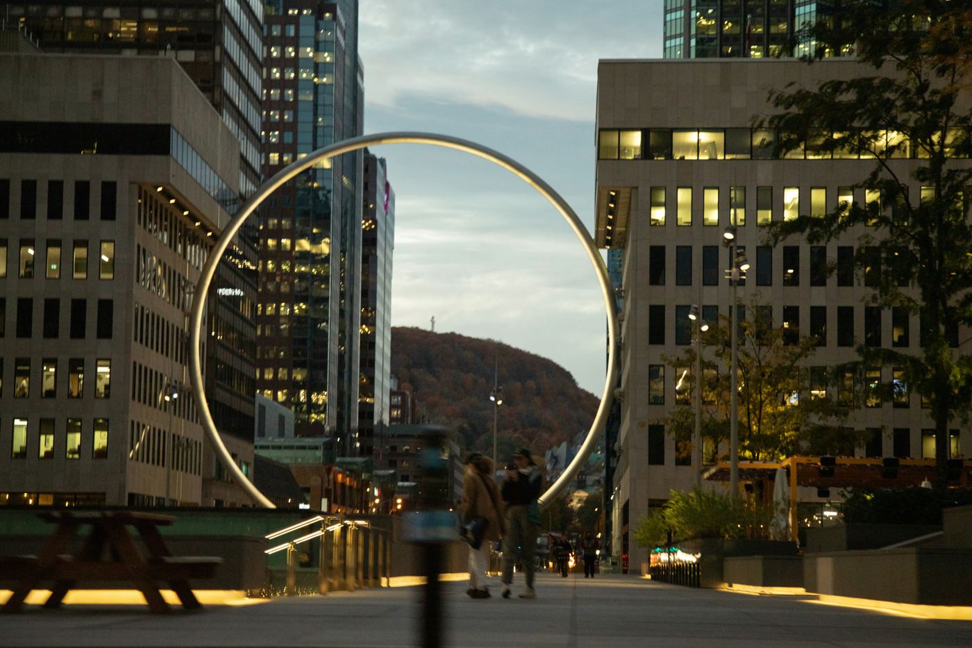 L’Anneau, au centre-ville de Montréal, en fin de journée